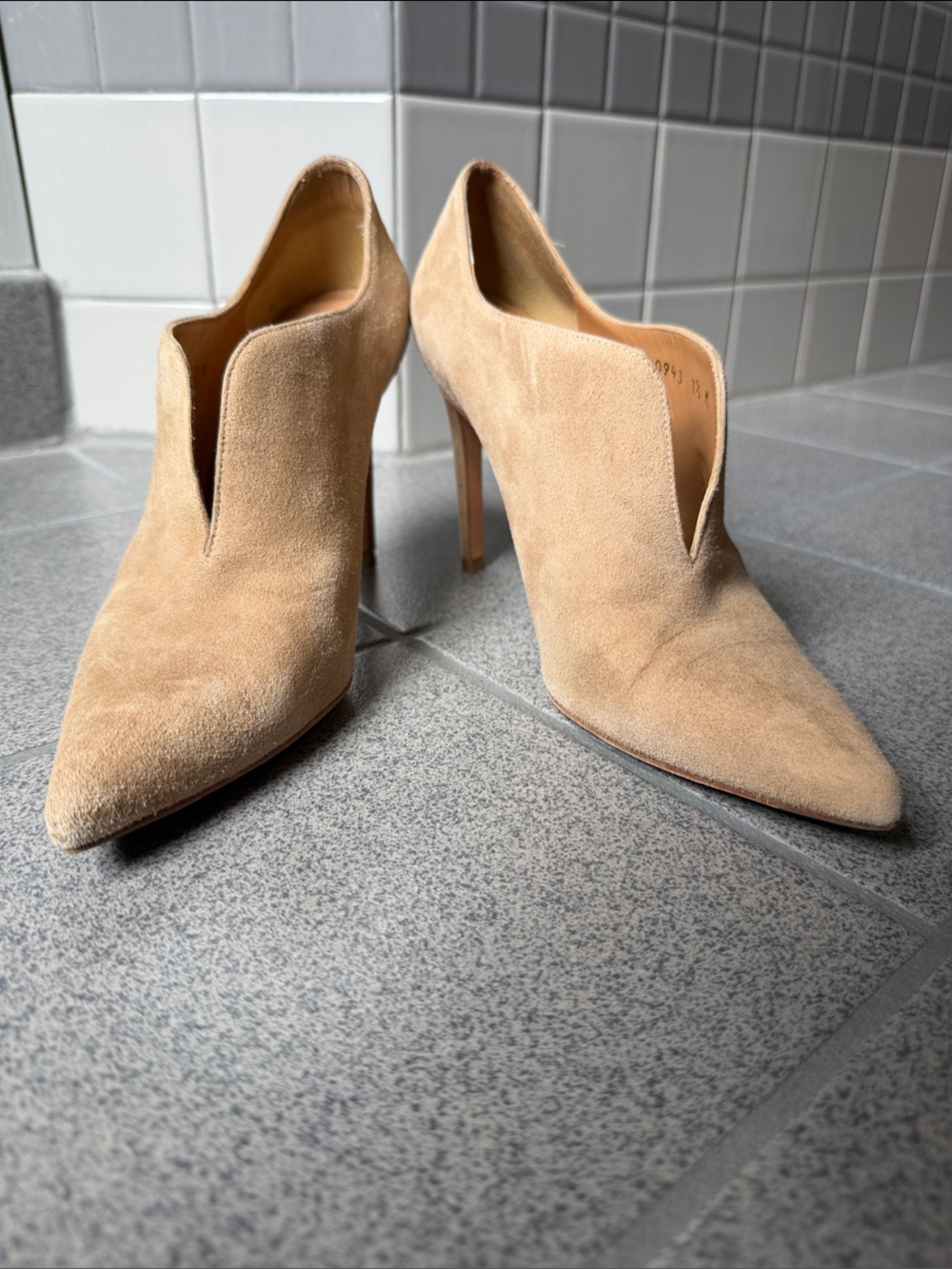 Stuart Weitzman Beige Suede V-Neck Pointed Toe Stiletto Pumps Sz 7 1/2